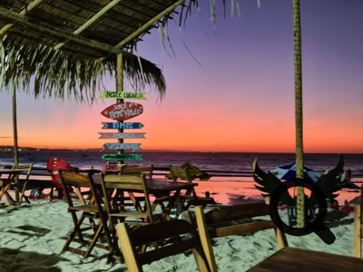Pôr do sol em um bar de praia